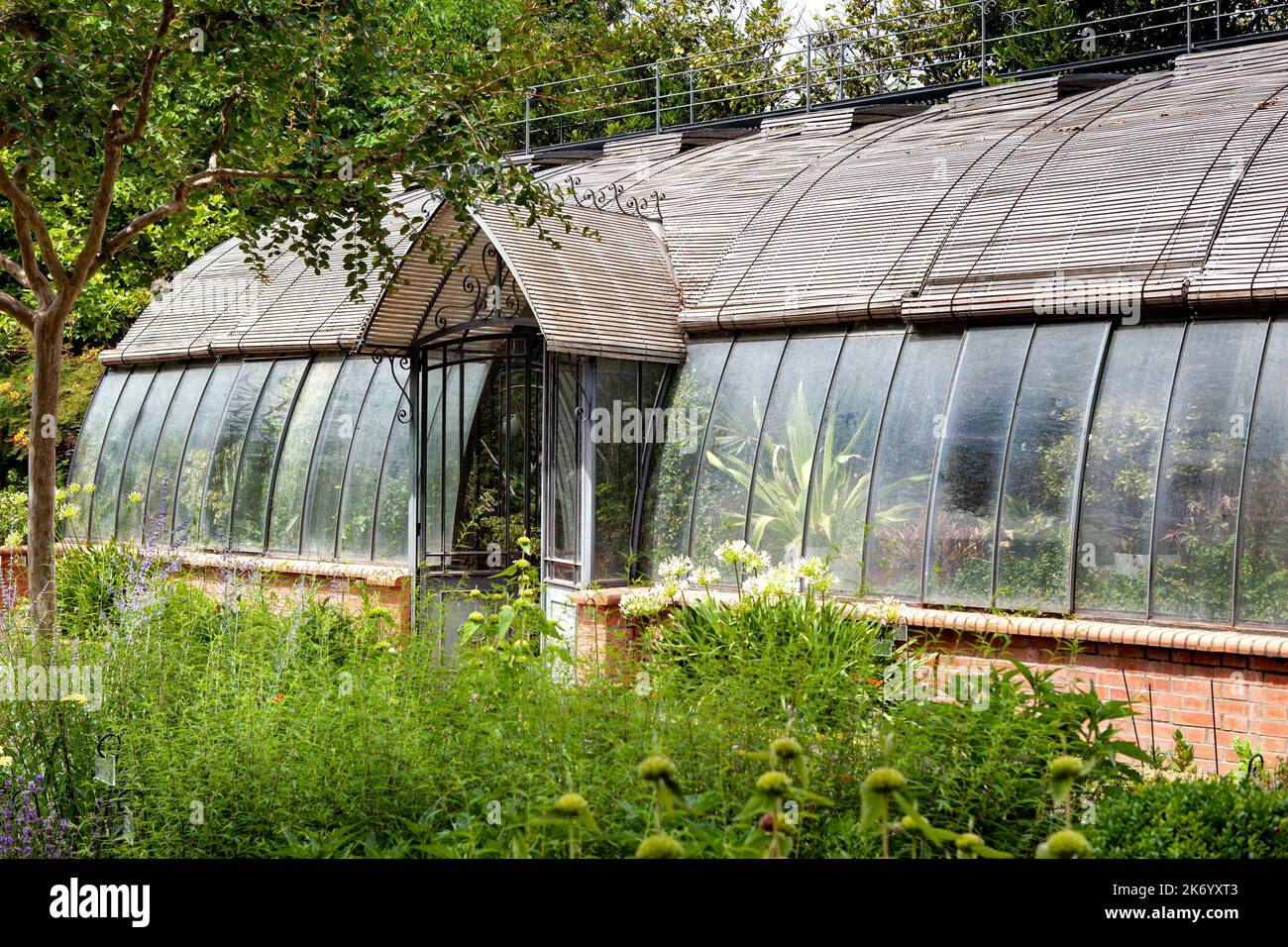 Vieille serre dans un jardin près d'Angers France Banque D'Images