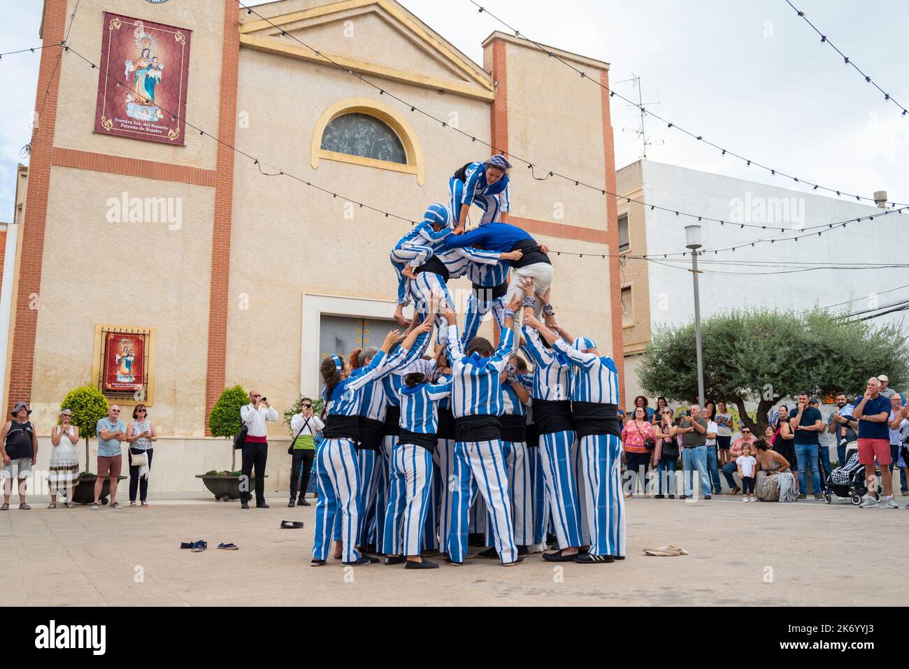 Acrobates de Muixeranga d'Alicante spectacle de pyramide humaine à l'extérieur de l'église Parroquia de San Pedro Apóstol à Rojales, Espagne. Observation publique Banque D'Images