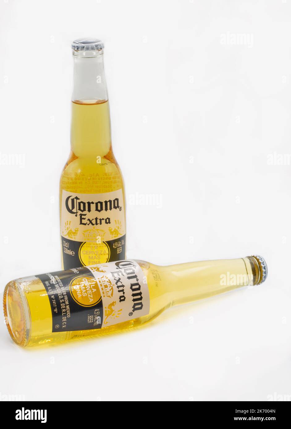 Kiev, Ukraine - 21 novembre 2021: Studio Shoot de Corona Extra bouteilles de bière gros plan sur blanc. Corona Extra est produit au Mexique et exporté à tous Banque D'Images