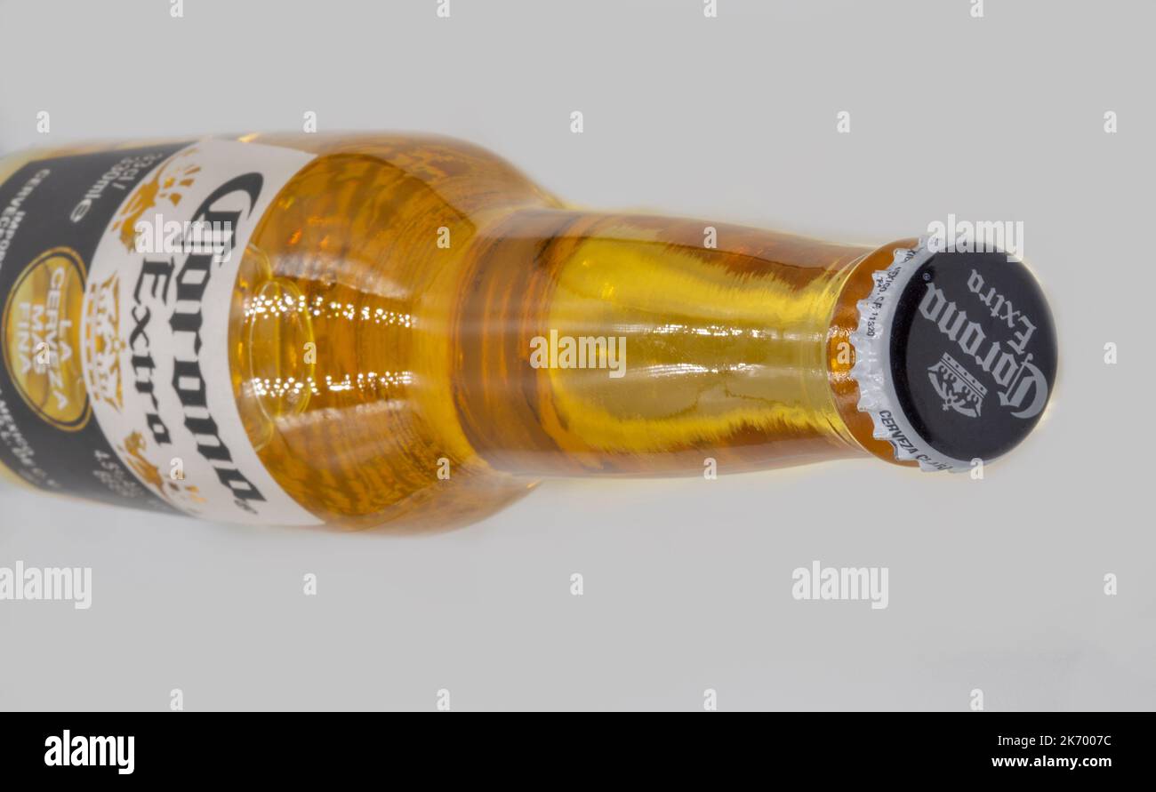 Kiev, Ukraine - 21 novembre 2021: Studio Shoot de Corona Extra bouteille de bière gros plan sur blanc. Corona Extra est produit au Mexique et exporté à tous o Banque D'Images