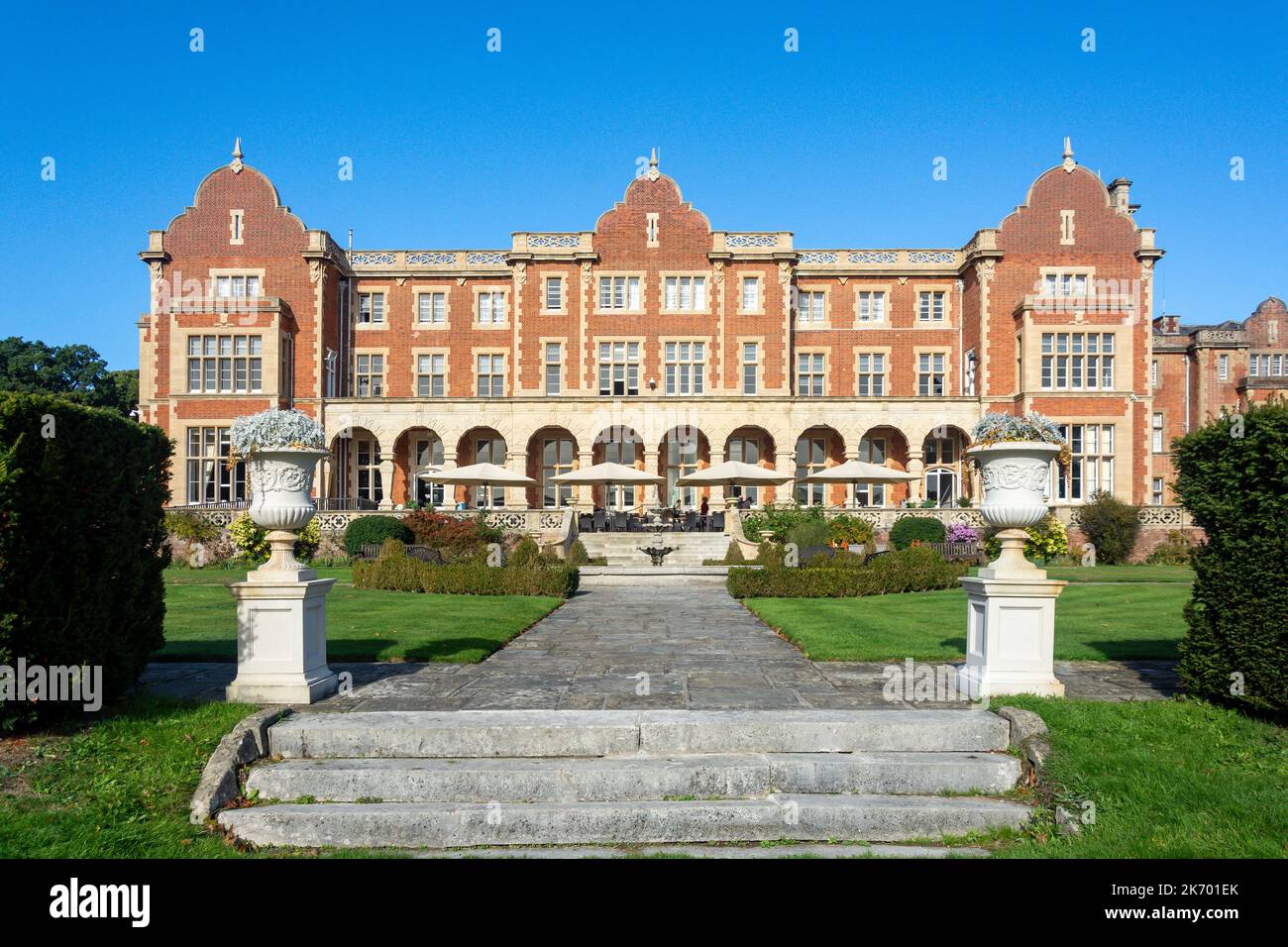 Jardin et terrasse, Easthampstead Park Hotel, à proximité de Peacock Lane, Bracknell, Berkshire, Angleterre, Royaume-Uni Banque D'Images