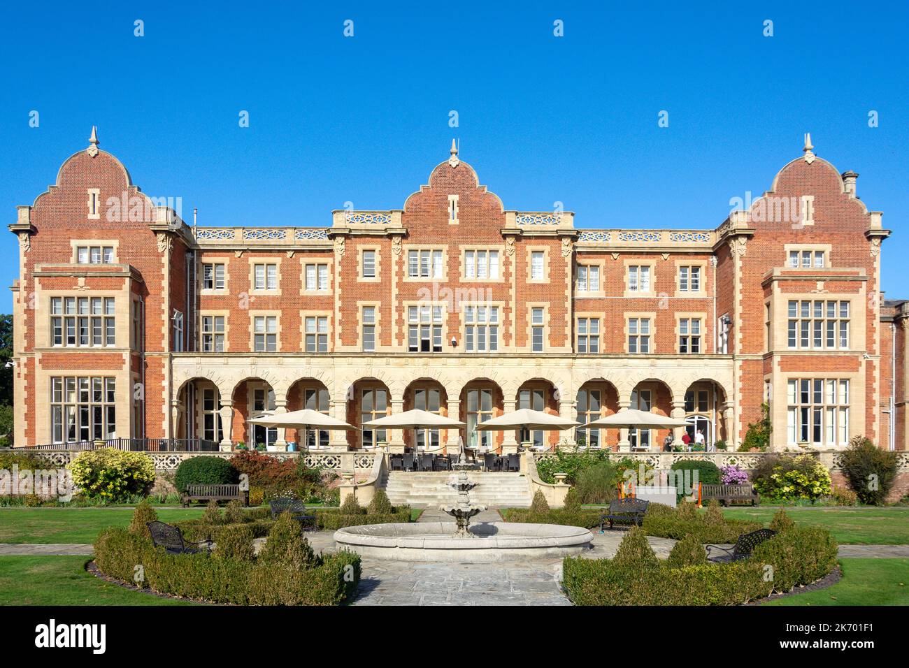 Jardin et fontaine, Eastammstead Park Hotel, à proximité de Peacock Lane, Bracknell, Berkshire, Angleterre, Royaume-Uni Banque D'Images