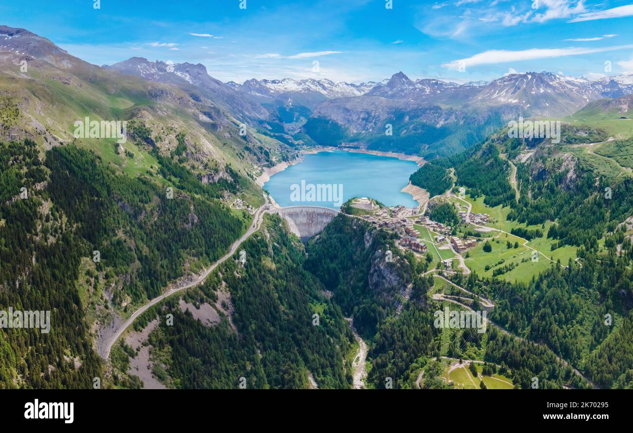 Barrage d'eau et réservoir bleu lac vue d'ensemble aérienne dans les montagnes des Alpes en été générant de l'hydroélectricité. Faible empreinte CO2, décarboniser, renouvelable e Banque D'Images