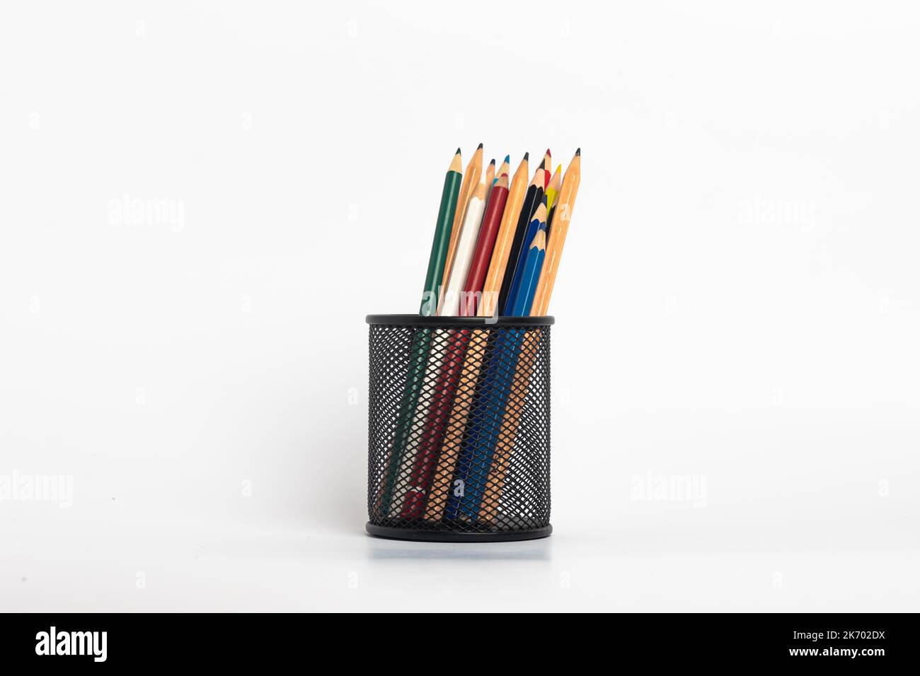 Porte-stylo noir plein de crayons de couleur isolés sur fond blanc , idée  consépt Education Photo Stock - Alamy
