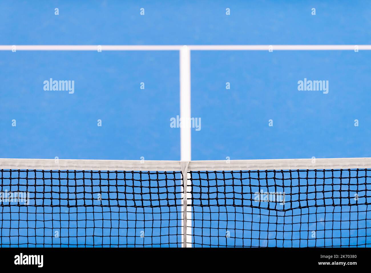 Filet de paddle-tennis bleu et terrain dur. Concept de compétition de tennis. Affiche sur le thème du sport horizontal, cartes de vœux, en-têtes, site Web et application Banque D'Images
