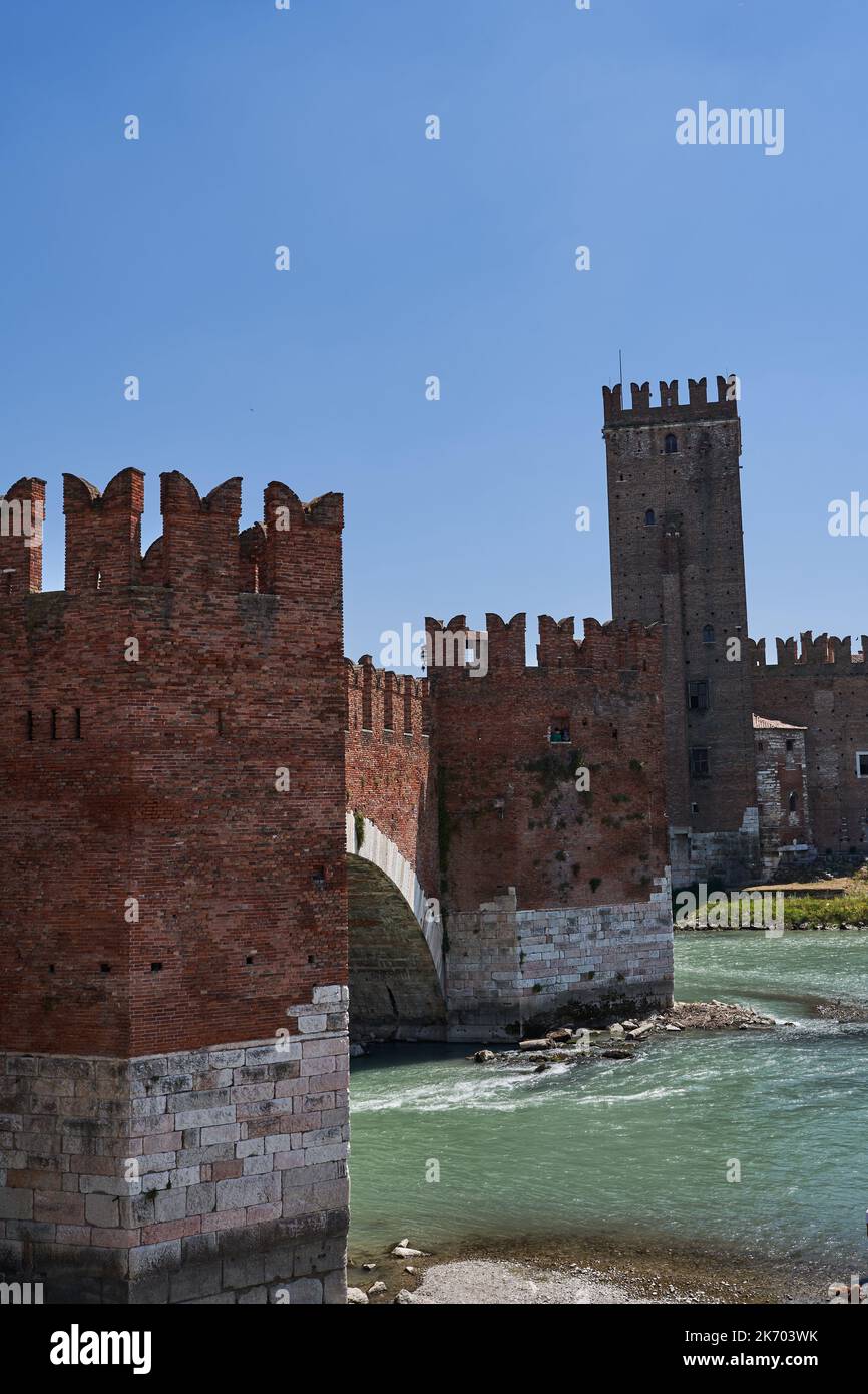 Vue sur le pont Castel Vecchio (ou pont Scaliger) relié au château de Castelvecchio le long de l'Adige à Vérone, Italie - juillet 2022 Banque D'Images