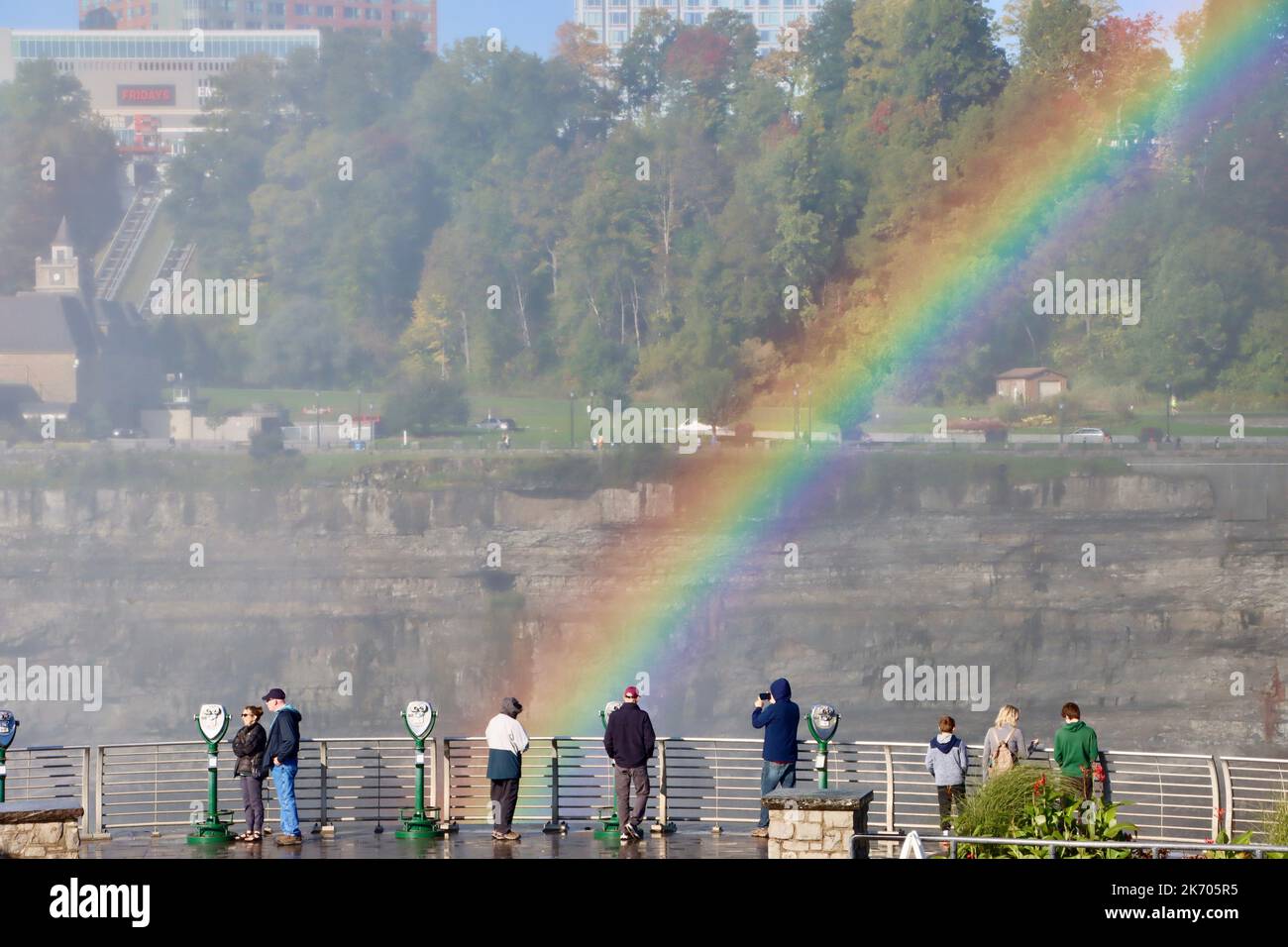 Arc-en-ciel au-dessus de la gorge du Niagara vu du côté américain des chutes Banque D'Images
