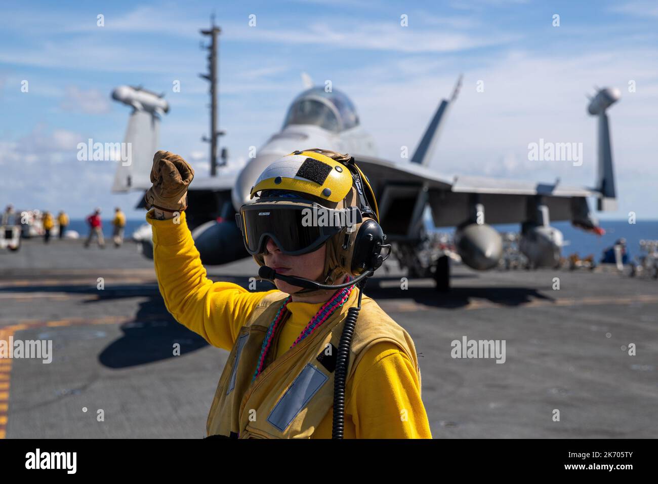 Aviation Boatswains Mate Aircraft (Handling) 3rd classe Shelby Bilodeau, d'Arlington, Texas, affecté au premier transporteur aérien de la classe USS Gerald R. Ford (CVN 78), dirige un an E/A-18G Growler, attaché aux 'Grey Wolvess' de l'escadron d'attaque électronique (VAQ) 142, sur le pont de vol, le 11 octobre 2022. Le groupe de grève des transporteurs Gerald R. Ford (GRFCSG) est déployé dans l'océan Atlantique, menant des formations et des opérations aux côtés des alliés et des partenaires de l'OTAN afin d'améliorer l'intégration pour les opérations futures et de faire la démonstration des États-Unis L’engagement de la Marine envers un environnement pacifique, stable et conf Banque D'Images