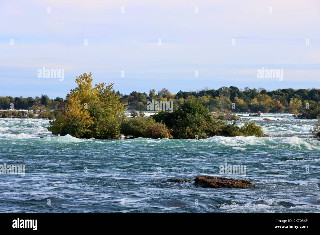 Les rapides de la rivière Niagara audessus des chutes Niagara Horseshoe, photographiés à partir