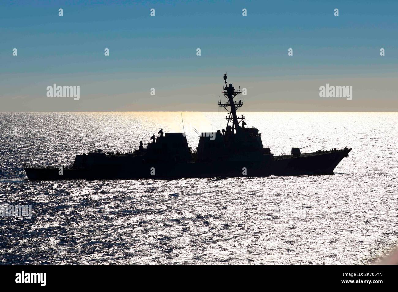 221015-N-N0777-1505 MER IONIENNE (15 octobre 2022) le destroyer de missile guidé de classe Arleigh Burke USS Farragut (DDG 99) transite la mer Ionienne pendant l'activité de vigilance Neptune Strike 22,2 (NEST 22,2) menée par l'OTAN, 15 octobre 2022. NEST 22,2 est l'évolution naturelle de la capacité de l'OTAN à intégrer les capacités de guerre maritime haut de gamme d'un groupe de grève des transporteurs pour soutenir la défense de l'alliance en Europe. (É.-U. Photo de la marine par Cmdr. Thomas Roberts) Banque D'Images