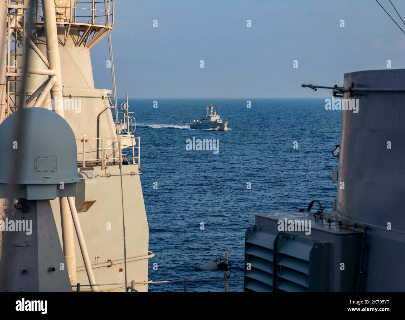 221014-N-TC847-1020 MER ADRIATIQUE (14 octobre 2022) le bateau à missiles croate Dubrovnik (RTOP 42) navigue le long du croiseur à missiles guidés de classe Ticonderoga USS Leyte Gulf (CG 55) pendant l'activité de vigilance Neptune Strike 22,2 (NEST 22,2) menée par l'OTAN, le 14 octobre 2022. NEST 22,2 est l'évolution naturelle de la capacité de l'OTAN à intégrer les capacités de guerre maritime haut de gamme d'un groupe de grève des transporteurs pour soutenir la défense de l'alliance en Europe. (É.-U. Photo de la marine par la classe 2nd de spécialiste en communication de masse Christine Montgomery) Banque D'Images