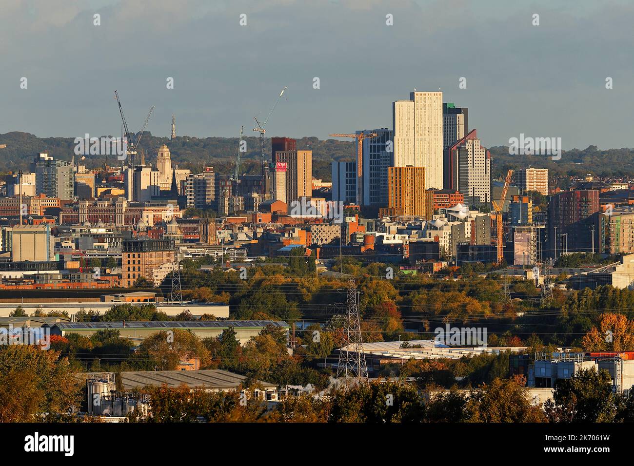 Vue sur le centre-ville de Leeds avec le quartier de l'aréna qui ne cesse de croître et de remplir les gratte-ciel. Banque D'Images