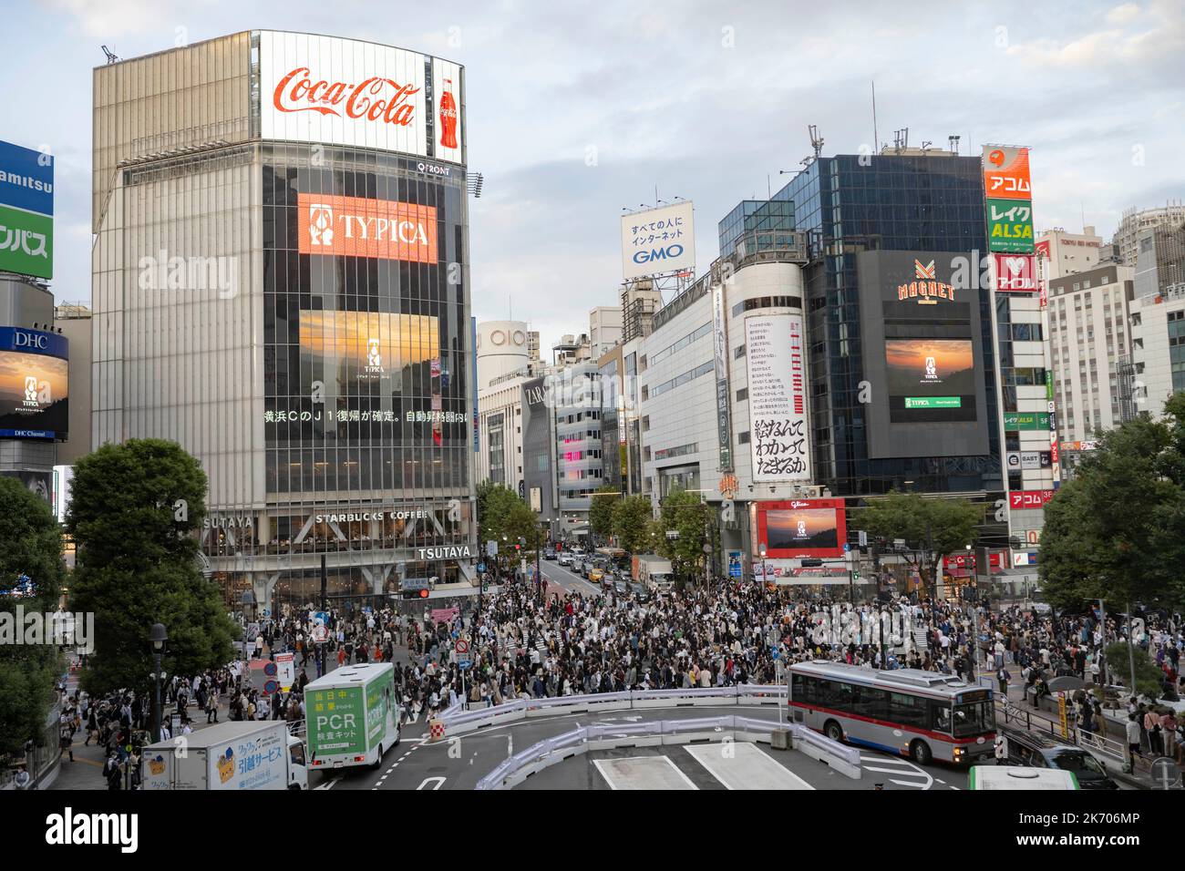 Tokyo, préfecture de Tokyo, Japon. 16th octobre 2022. 16 octobre 2022: Ville de Shibuya, Tokyo, JAPON: Le célèbre Scramble de Shibuya vu de la gare de Shibuya. Le Japon a récemment rouvert ses portes au tourisme après plus de deux ans d'interdiction de voyager en raison de la pandémie COVID-19. (Credit image: © Taidgh Barron/ZUMA Press Wire) Credit: ZUMA Press, Inc./Alamy Live News Banque D'Images