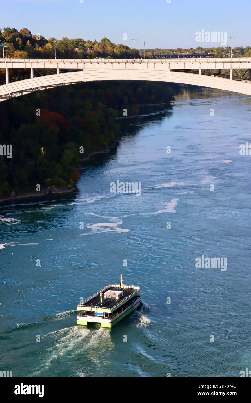 Vider le bateau touristique sur la rivière Niagara sous le pont Rainbow entre le Canada et les États-Unis Banque D'Images