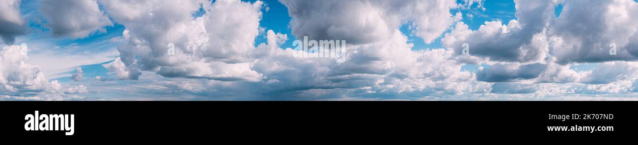 Panorama du ciel nuageux. Ciel nuageux de jour naturel Résumé arrière-plan. Vue panoramique panoramique. Toile de fond. Copier l'espace. Bleu vif Banque D'Images
