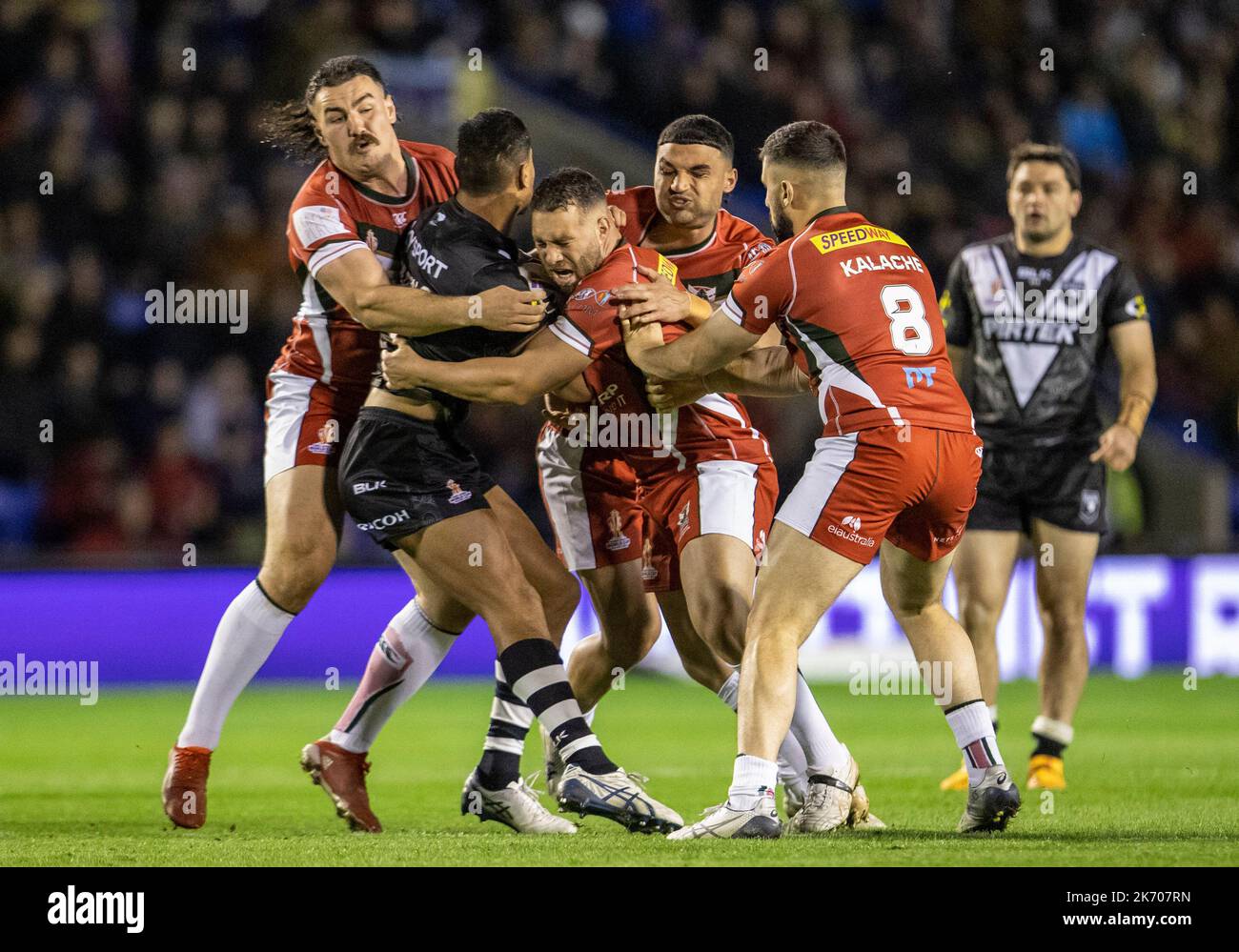 Warrington, Royaume-Uni. 16th octobre 2022 ; Stade Halliwell Jones, Warrington, Angleterre : coupe du monde de rugby coupe Nouvelle-Zélande contre Liban ; Khalil Rahme du Liban s'attaque à Ronaldo Mulitalo de Nouvelle-Zélande crédit : action plus Sports Images/Alay Live News Banque D'Images