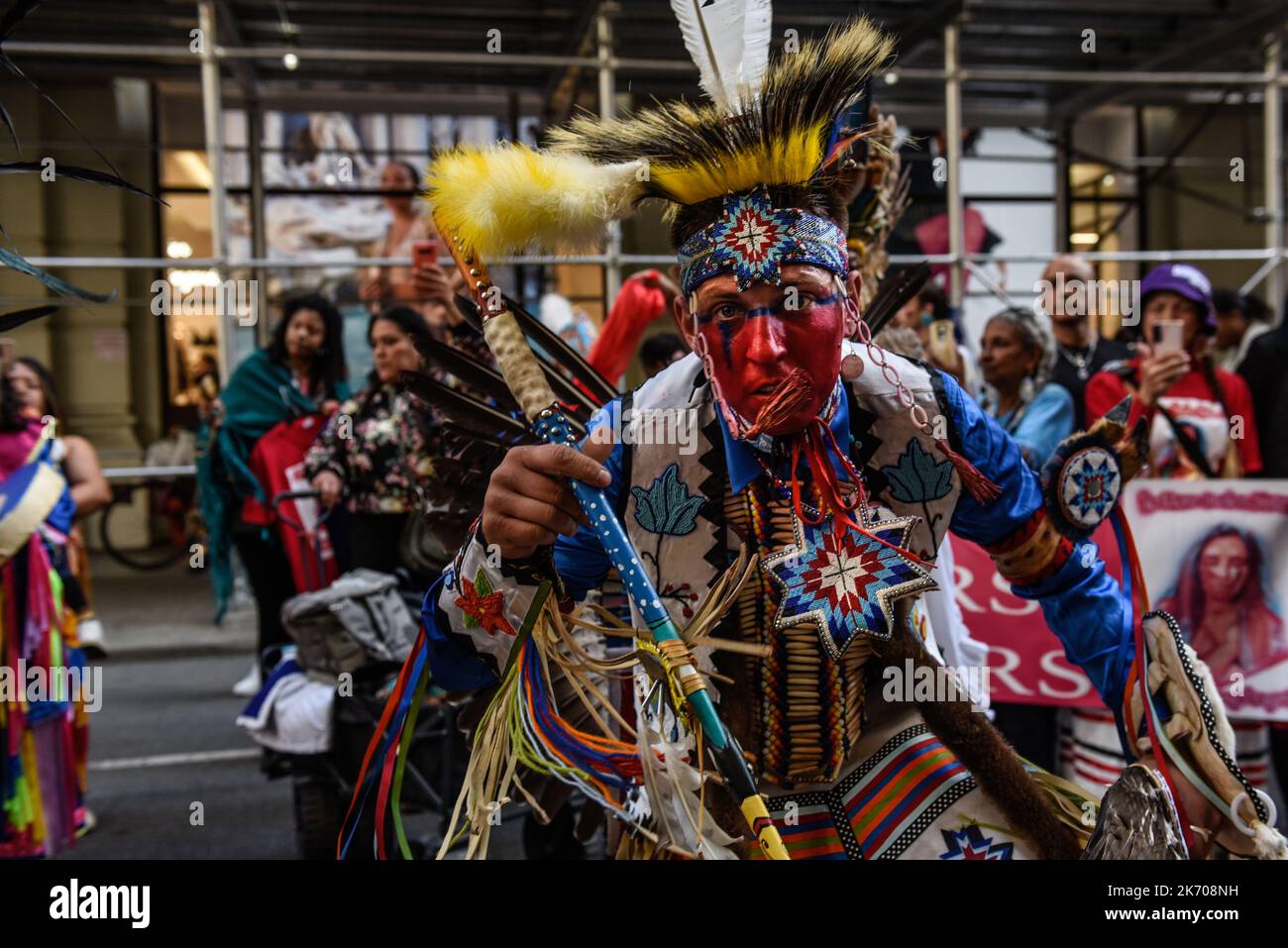 New York, New York, États-Unis. 15th octobre 2022. Les peuples autochtones participent au premier défilé annuel des peuples autochtones des Amériques à New York, New York, États-Unis 15 octobre 2022. (Image de crédit : © Stephanie Keith/ZUMA Press Wire) Banque D'Images