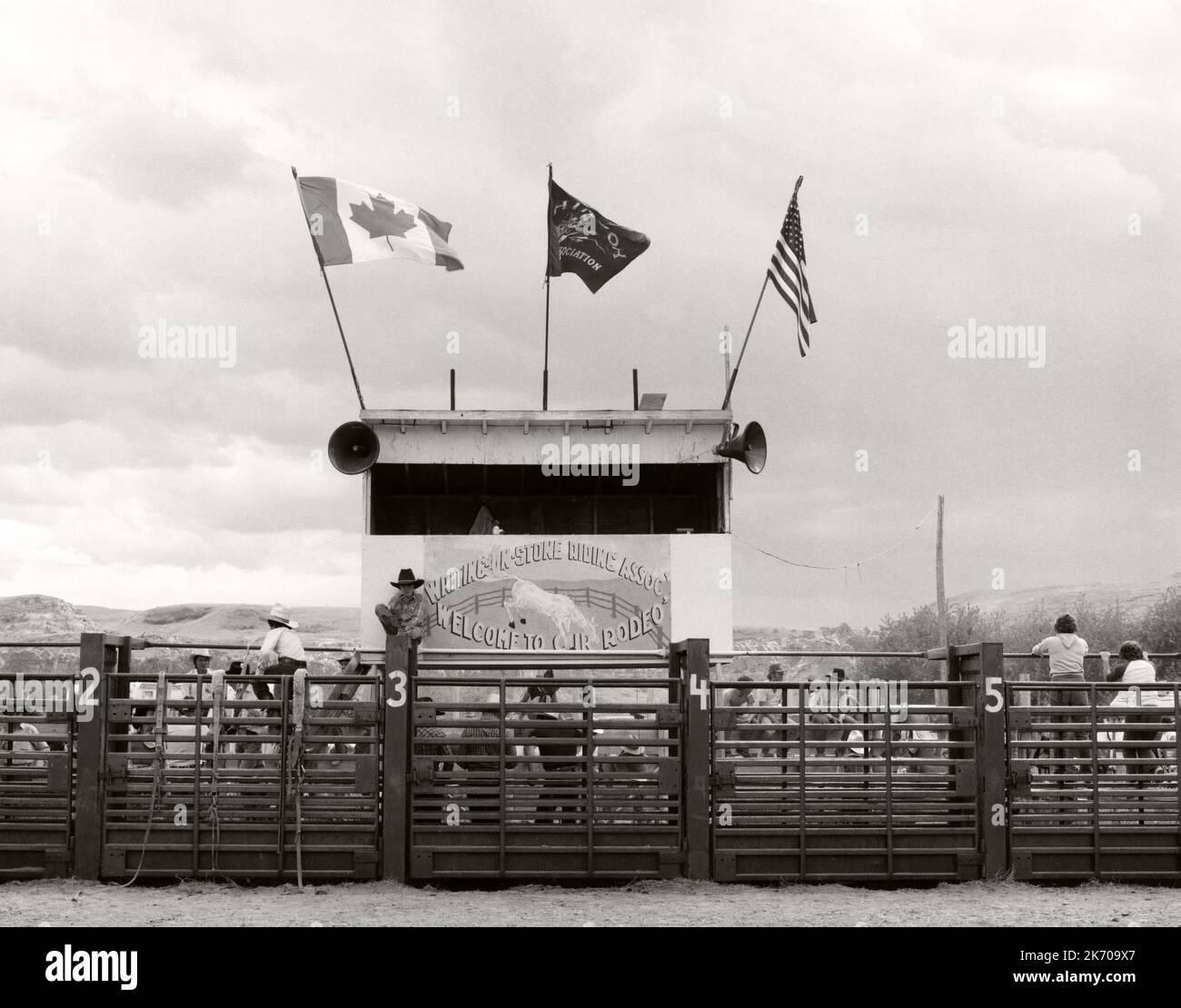 Le stand de l'annonceur et les jutes de rodéo à l'écriture sur Stone Rodeo Alberta Canada. Vers 1982 Banque D'Images