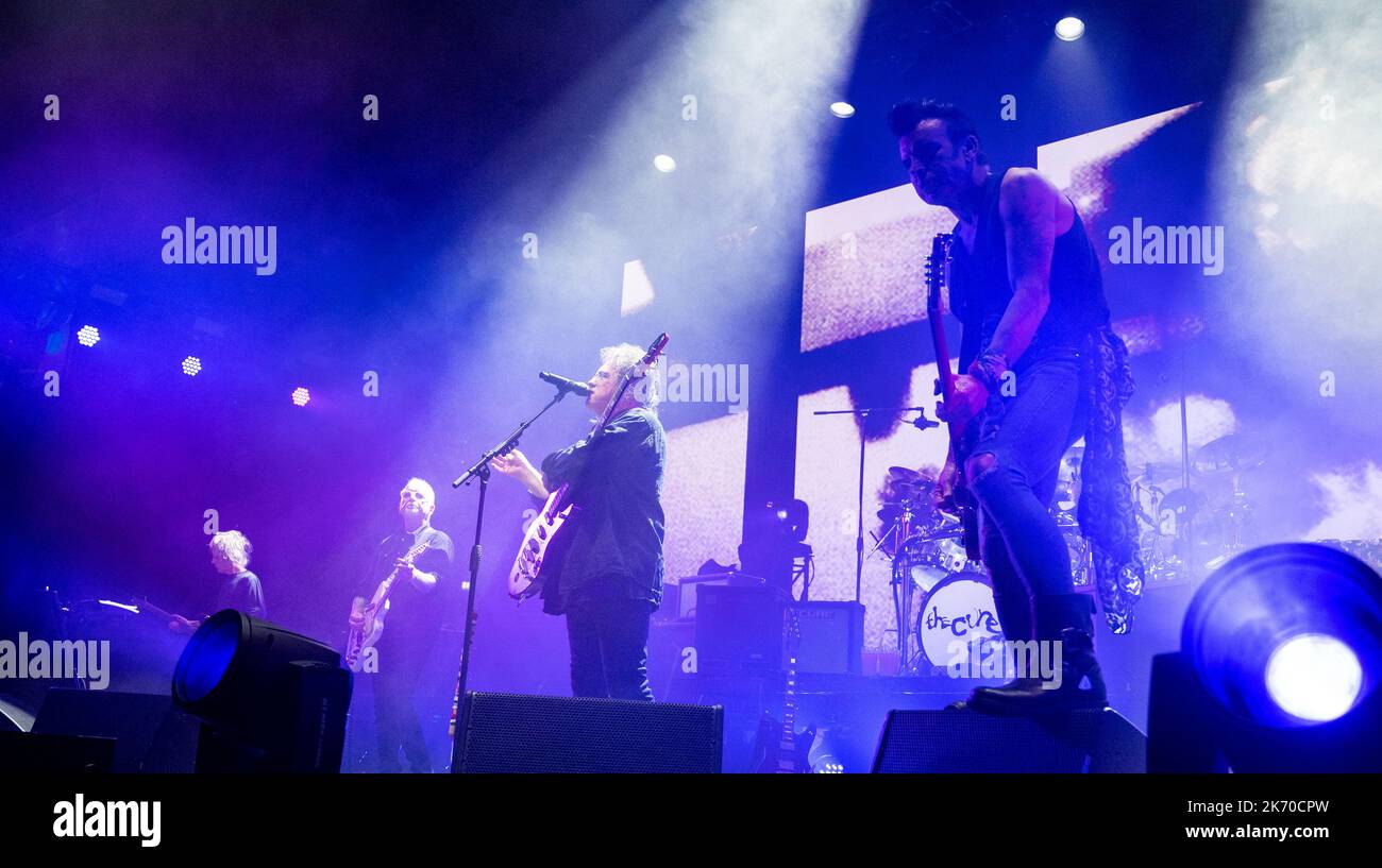 Hambourg, Allemagne. 16th octobre 2022. Robert Smith (M), avant-garde de 'The Cure', le guitariste Reeves Gabrels (2l) et le bassiste Simon Gallup (r) jouent avec le groupe à Barclays Arena. « The Cure » ont commencé leur tournée européenne. Credit: Daniel Bockwoldt/dpa/Alay Live News Banque D'Images