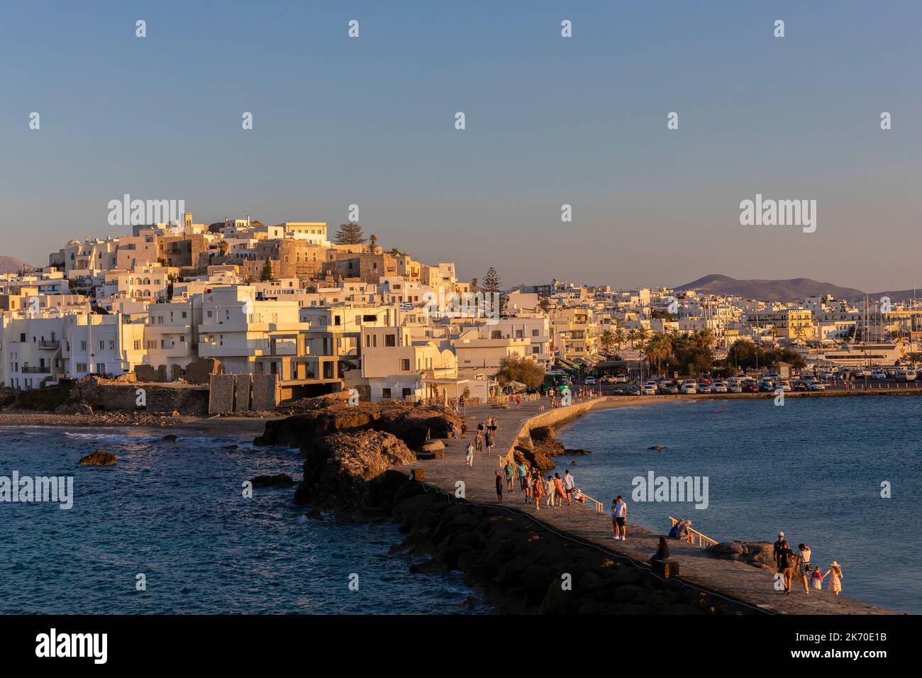 Vue sur la ville de Naxos depuis le temple d'Apolo dans les îles grecques Banque D'Images