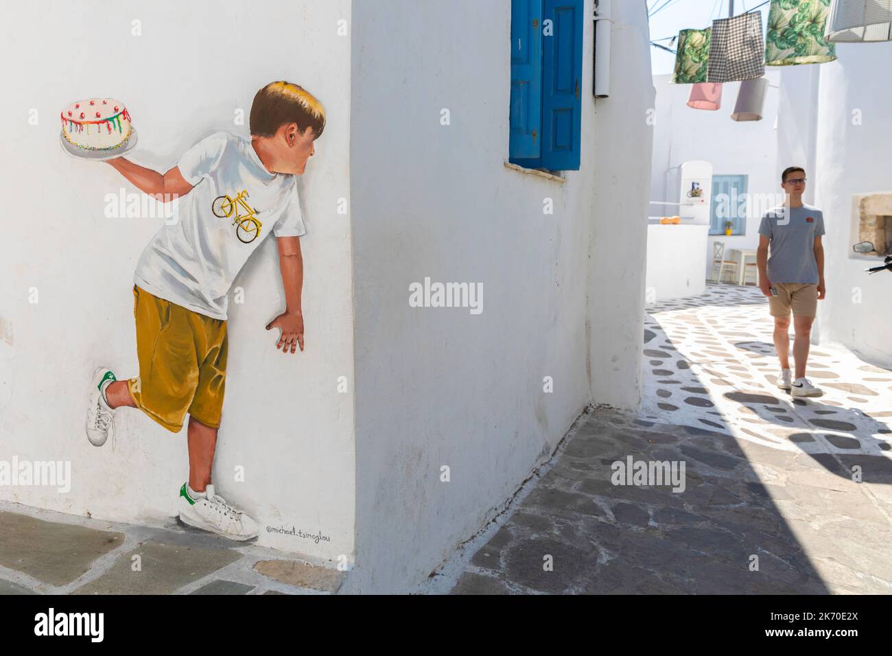 Art de rue humoristique entre le bâtiment en stuc de Naxos, Grèce Banque D'Images