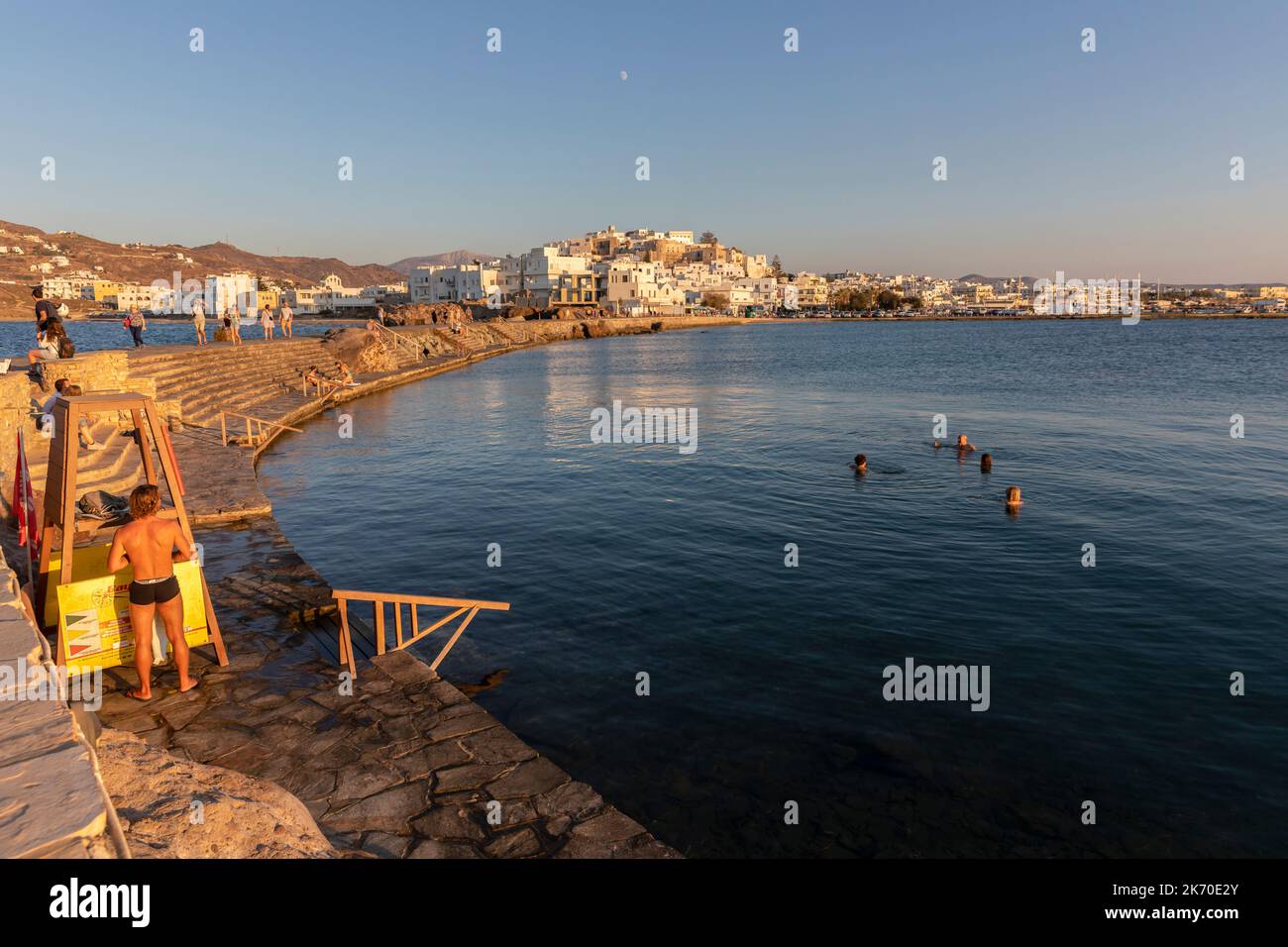 Nageurs avec vue sur la ville de Naxos dans les îles grecques Banque D'Images