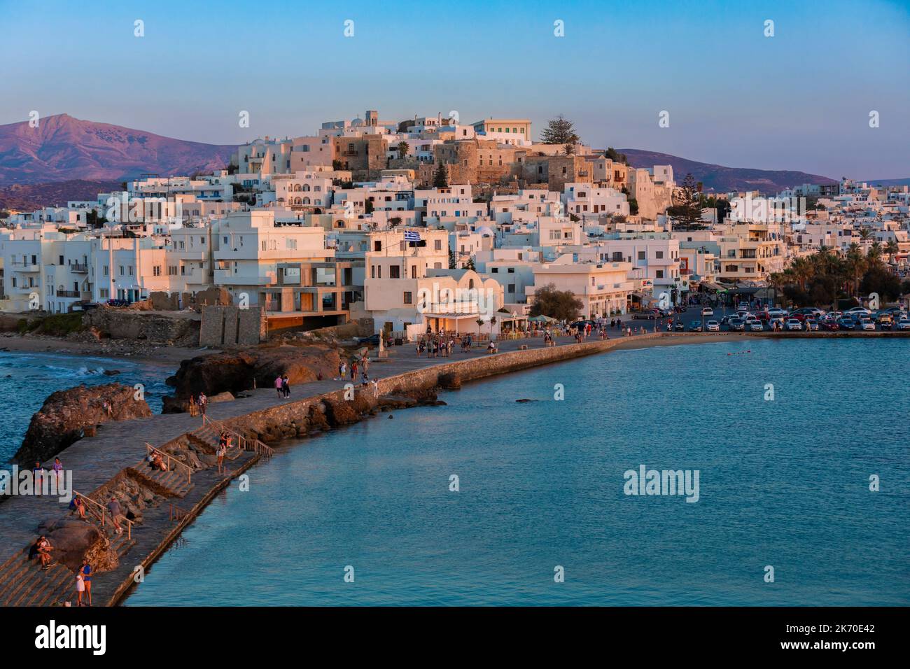 Vue sur la ville de Naxos depuis le temple d'Apolo dans les îles grecques Banque D'Images