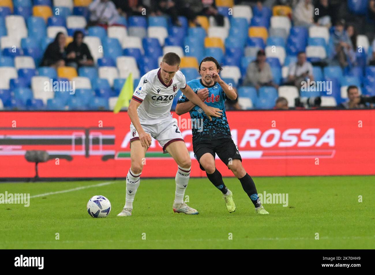 Naples, Italie. 16th octobre 2022. Michel Aebischer (20) le FC de Bologne combat pour le ballon avec Mario Rui (6) SSC Napoli 1926 pendant le football italien série A 202/2023 match SSC Napoli vs le FC de Bologne sur 16 octobre 2022 au stade Diego Armando Maradona à Naples, Italie crédit: Live Media Publishing Group/Alay Live News Banque D'Images