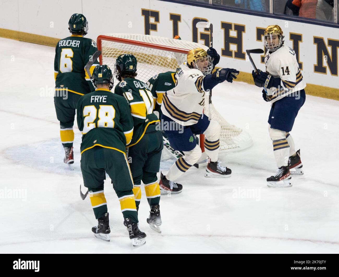 SOUTH BEND, IN - OCTOBRE 16 : Notre Dame combat l'avant irlandais Chayse Primeau (13) et notre Dame combat l'avant irlandais Jesse Lansdell (14) fêtent un but de notre Dame combat l'avant irlandais Grant Silianoff (9) lors d'un match de hockey universitaire entre les Wildcats du Michigan du Nord et les combattants irlandais de notre Dame le 16 octobre, 2022 au Compton Family Ice Arena à South Bend IN. (Credit image: © Joseph Weiser/Icon SMI via ZUMA Press) Banque D'Images