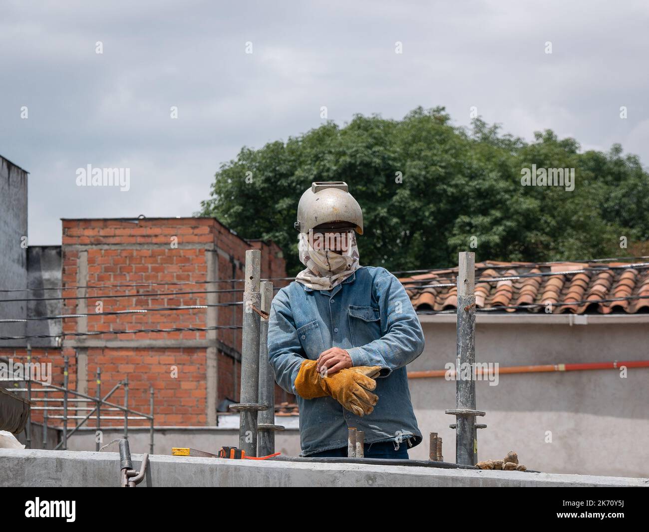 Medellin, Antioquia, Colombie - 2 juin 2022: Ouvrier portant un masque de soudeur sur la construction de la nouvelle route Banque D'Images