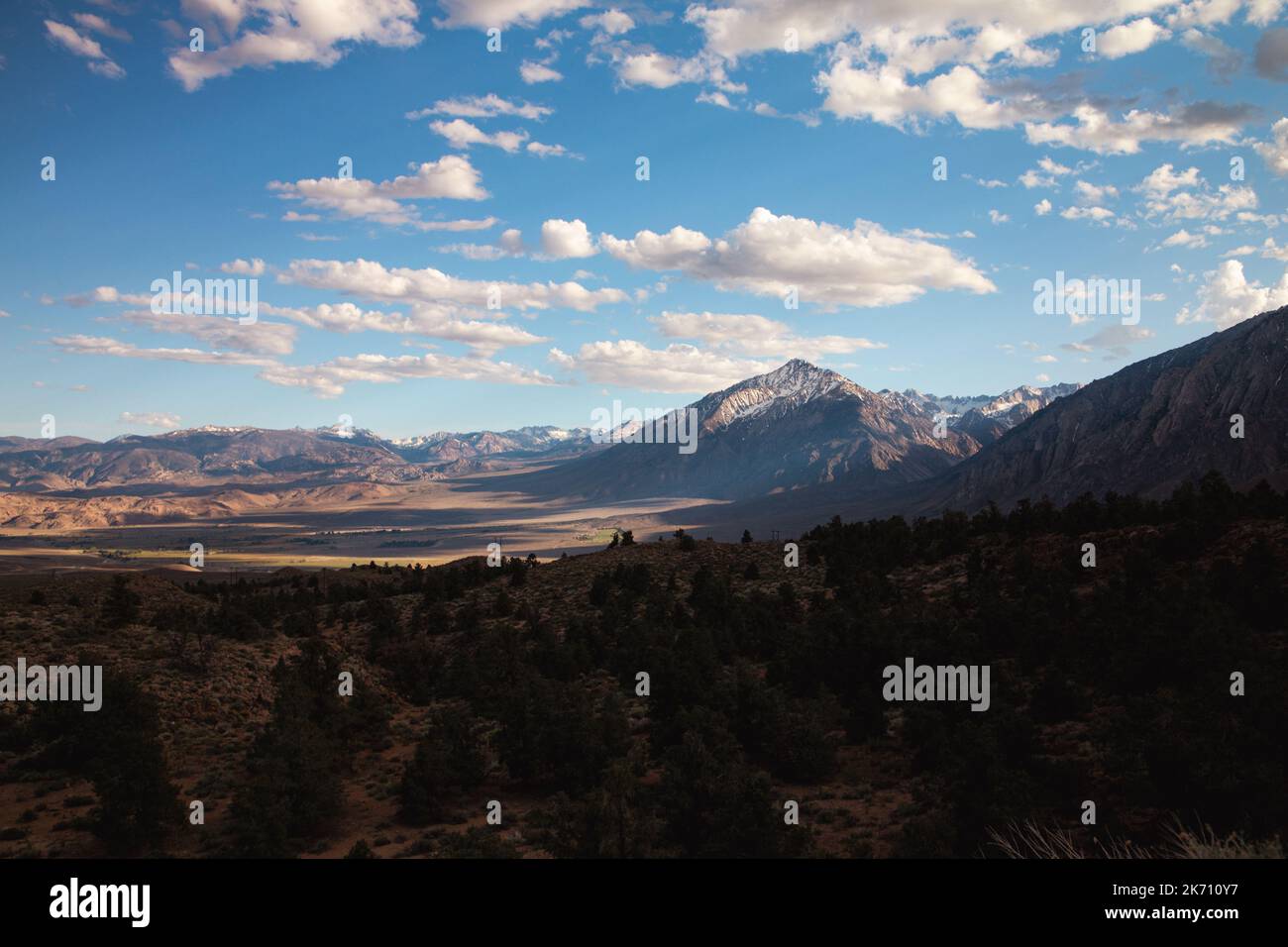 Owens Valley donne sur l'US 395, près de Bishop, Californie Banque D'Images