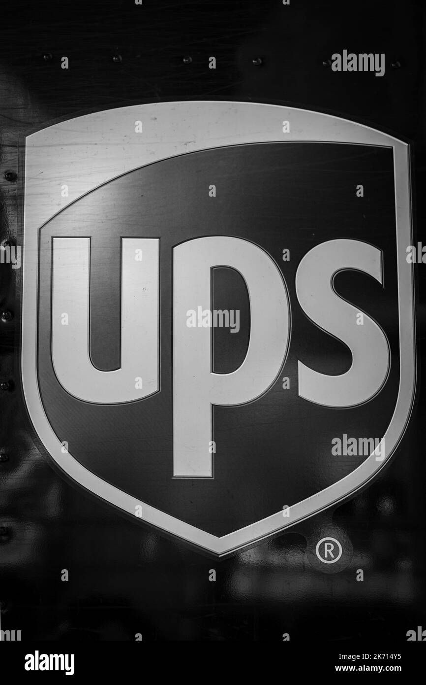 Logo UPS sur une façade. United Parcel Service est la plus grande société de livraison de colis au monde et un fournisseur de solutions de gestion de la chaîne d'approvisionnement. Personne Banque D'Images