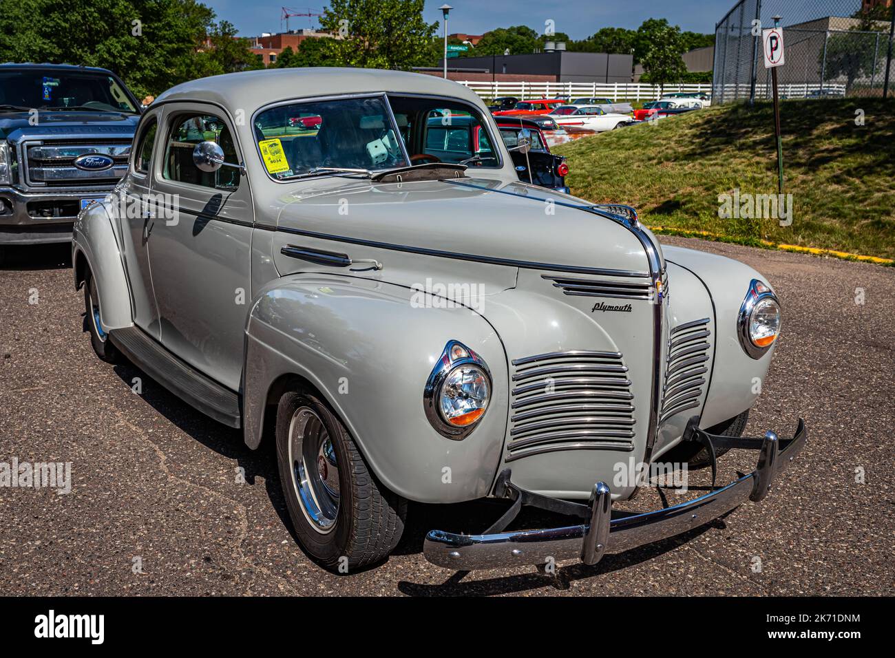 Falcon Heights, MN - 19 juin 2022 : vue panoramique d'un coupé Plymouth Deluxe P10 1940 lors d'un salon de voiture local. Banque D'Images