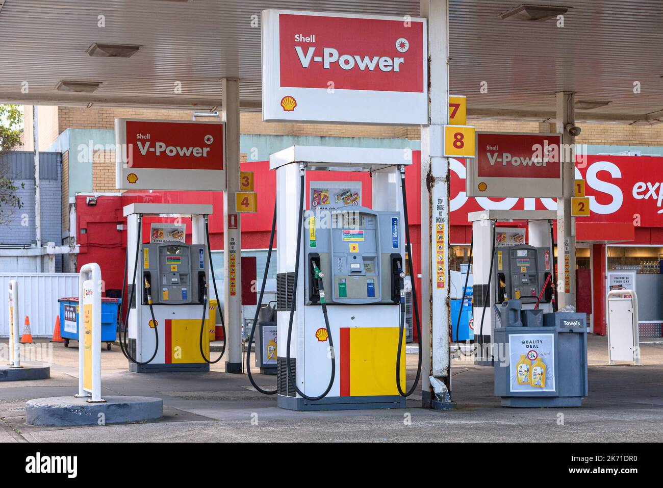 Pompes à carburant dans une station-service Shell à Sydney, en Australie Banque D'Images