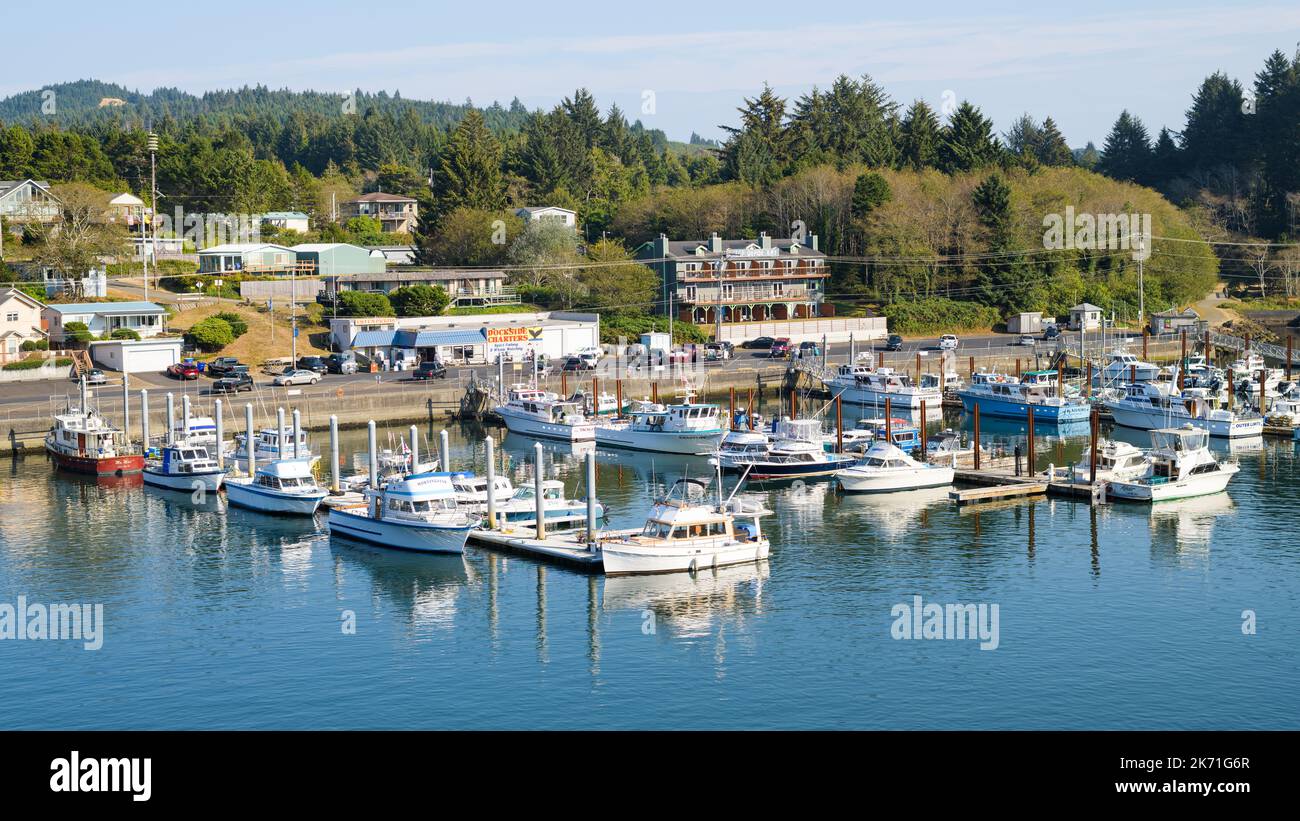 Depoe Bay, OREGON, États-Unis - 20 septembre 2022 ; Port de Depoe Bay sur la côte de l'Oregon avec des bateaux attachés sur le quai Banque D'Images