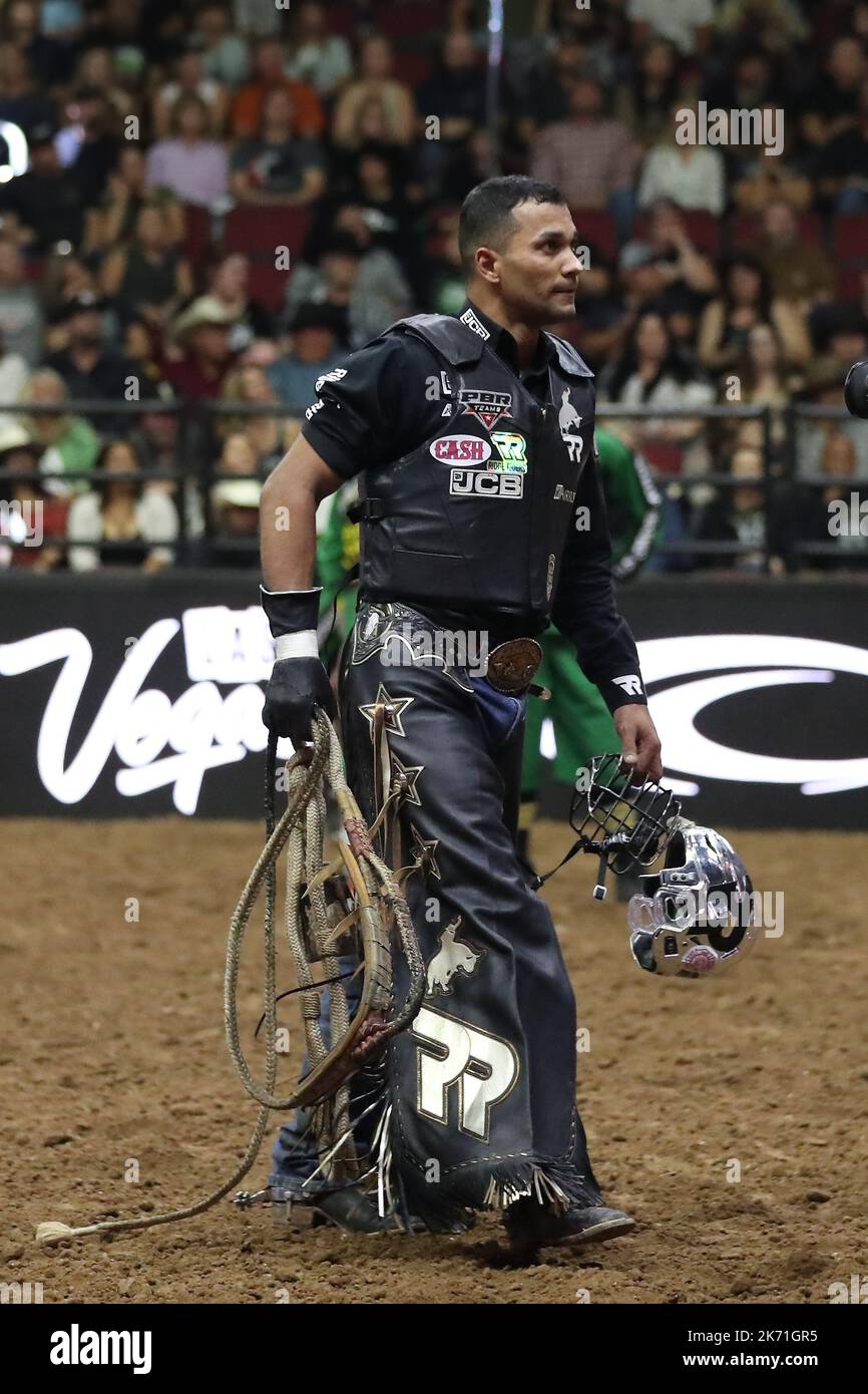 GLENDALE, AZ - OCTOBRE 15: Le pilote Alisson de Souza de l'Arizona Ridge Riders tours de taureau long coup pendant les jours de Rider de crête de PBR à l'arène de Diamant du désert sur 15 octobre 2022 à Glendale, AZ, États-Unis.(photo par Alejandro Salazar/PxImages) Credit: PX Images/Alamy Live News Banque D'Images