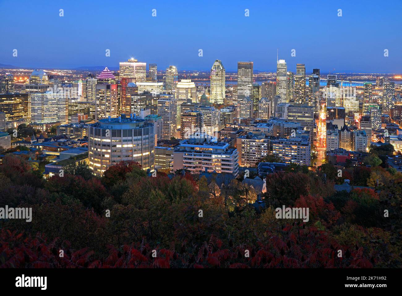 Ville de Montréal à l'automne au crépuscule, Québec, Canada Banque D'Images