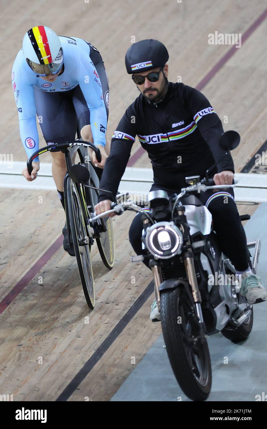 Nicky Degrendele belge photographié en action lors du premier cycle de la course féminine de Keirin le cinquième jour des Championnats du monde de piste de l'UCI, au vélodrome de Saint-Quentin-en-Yvelines à Montigny-le-Bretonneux, France, dimanche 16 octobre 2022. Les Championnats du monde ont lieu du 12 au 16 octobre 2022. BELGA PHOTO BENOIT DOPPAGNE Banque D'Images