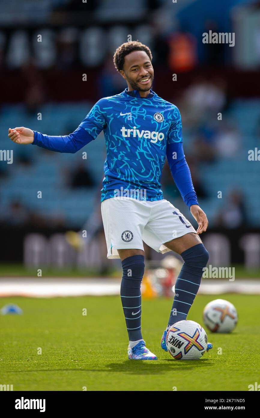 Birmingham, Royaume-Uni. 16th octobre 2022. Raheem Sterling #17 de Chelsea passe le ballon pendant le match de Premier League Aston Villa vs Chelsea à Villa Park, Birmingham, Royaume-Uni, 16th octobre 2022 (photo de Phil Bryan/News Images) à Birmingham, Royaume-Uni le 10/16/2022. (Photo de Phil Bryan/News Images/Sipa USA) Credit: SIPA USA/Alay Live News Banque D'Images