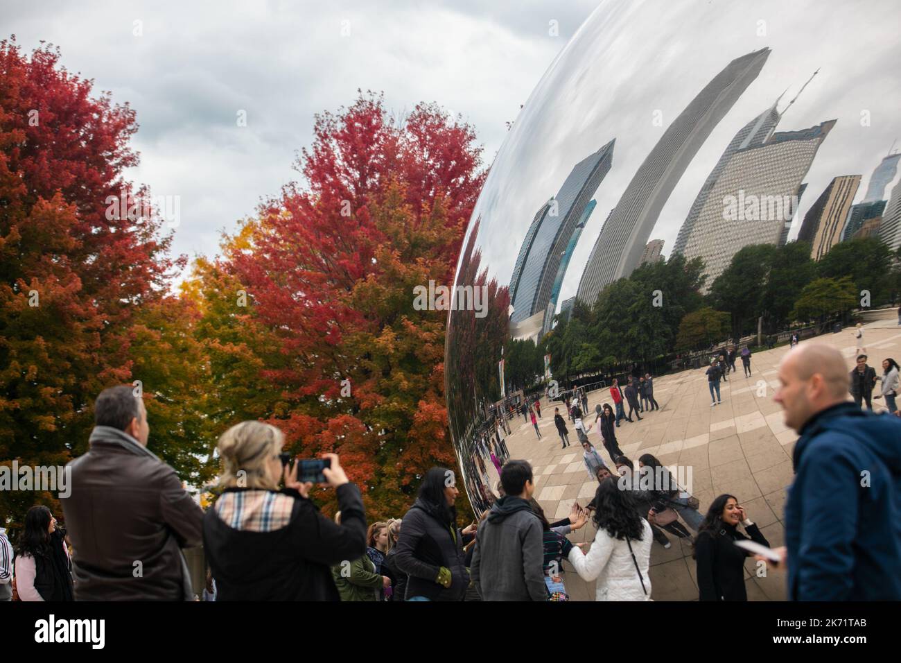 Chicago, États-Unis. 16th octobre 2022. Les gens prennent des photos près de Cloud Gate, également connu sous le nom de The Bean, à Millennium Park, dans le centre-ville de Chicago, aux États-Unis, le 16 octobre 2022. Credit: Vincent D. Johnson/Xinhua/Alay Live News Banque D'Images