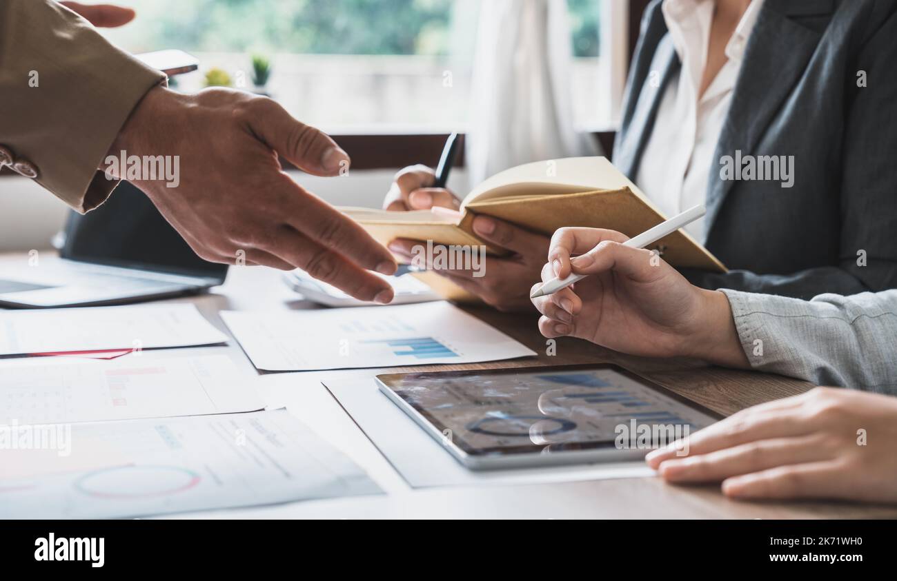 Équipe d'affaires investisseur professionnel travaillant des données d'analyse pour le nouveau projet de démarrage sur tablette numérique. Réunion des finances. Banque D'Images
