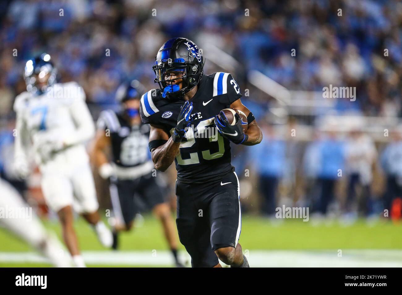 15 octobre 2022 : Terry Moore (23), jeune étudiant de l'Université Duke, dirige le ballon contre la Caroline du Nord. Match de football NCAA entre l'Université de Caroline du Nord et l'Université Duke au stade Wallace Wade, Durham, Caroline du Nord. La Caroline du Nord a battu Duke 38-35. David Beach/CSM/Sipa USA(Credit image: © David Beach/Cal Sport Media/Sipa USA) Banque D'Images