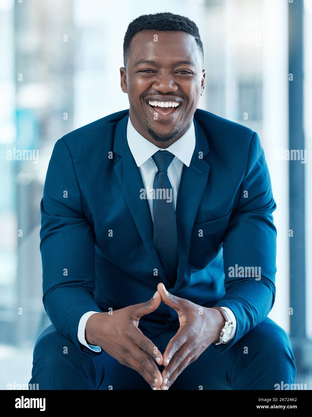 Comme un patron. Portrait d'un jeune homme d'affaires confiant travaillant dans un bureau moderne. Banque D'Images