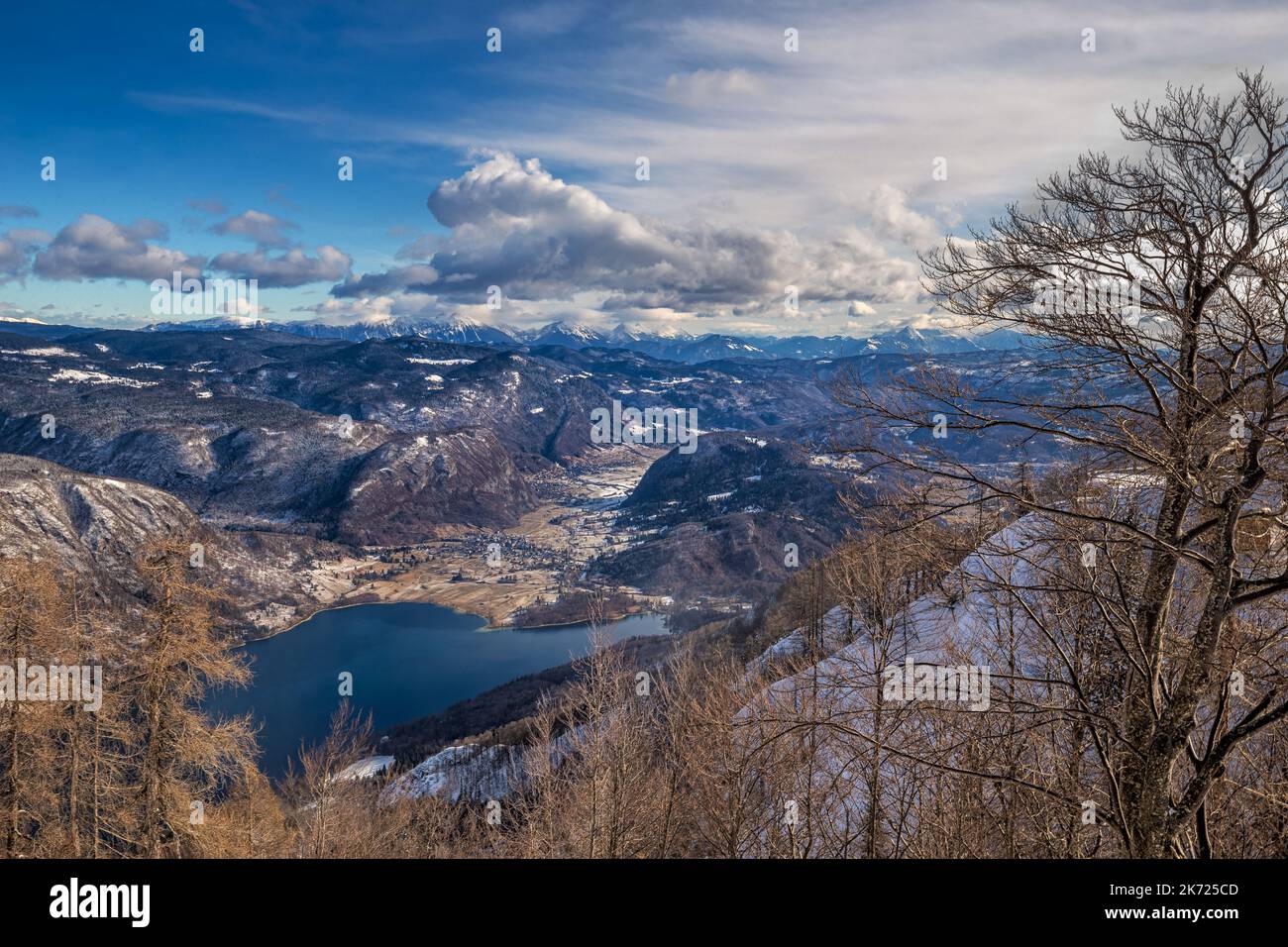 Bohinj, Slovénie - vue panoramique sur le lac de Bohinj (Bohinjsko Jezero) lors d'une journée d'hiver ensoleillée depuis le sommet de la montagne Vogel située dans le Val de Bohinj Banque D'Images