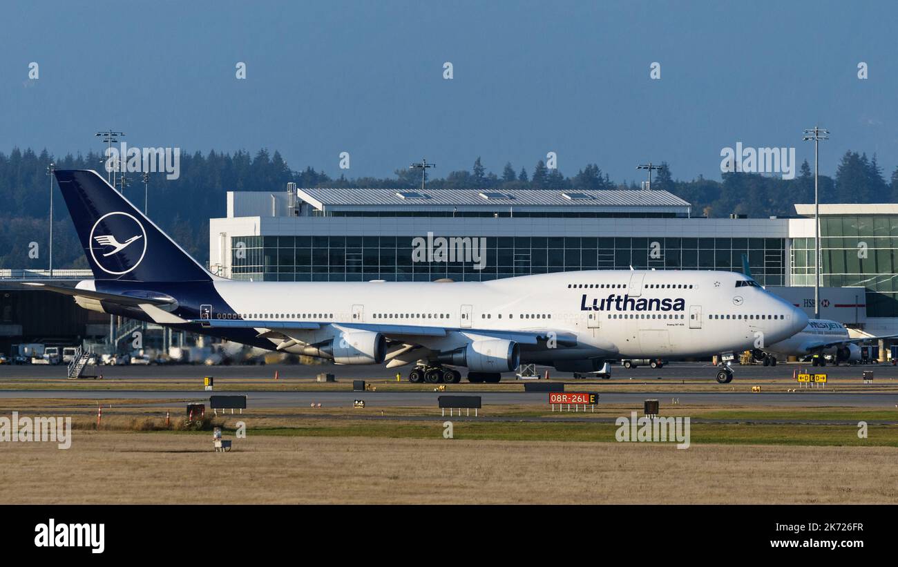 Richmond, Colombie-Britannique, Canada. 14th octobre 2022. Un taxi Lufthansa Boeing 747-400 pour avions de ligne (D-ABVM) en position de décollage à l'aéroport international de Vancouver. (Image de crédit : © Bayne Stanley/ZUMA Press Wire) Banque D'Images