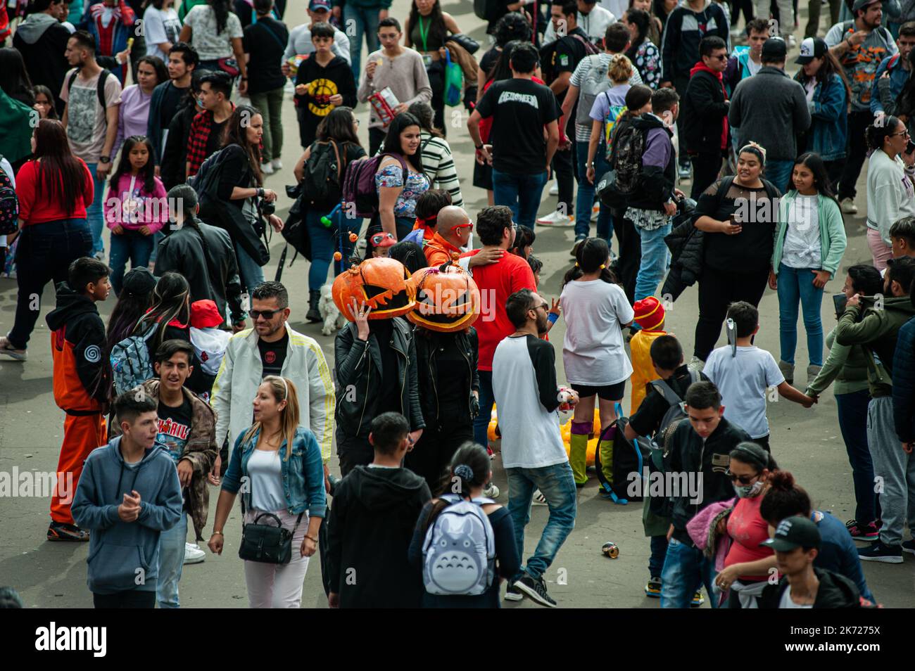 Bogota, Colombie. 16th octobre 2022. Un couple marche avec des masques de citrouille lors de l'édition 2022 du CANAPÉ (salon del Ocio y la Fantasia) à Bogota, Colombie, à travers 14 octobre jusqu'en 18. Photo de: CHEPA Beltran/long Visual Press crédit: Long Visual Press/Alay Live News Banque D'Images