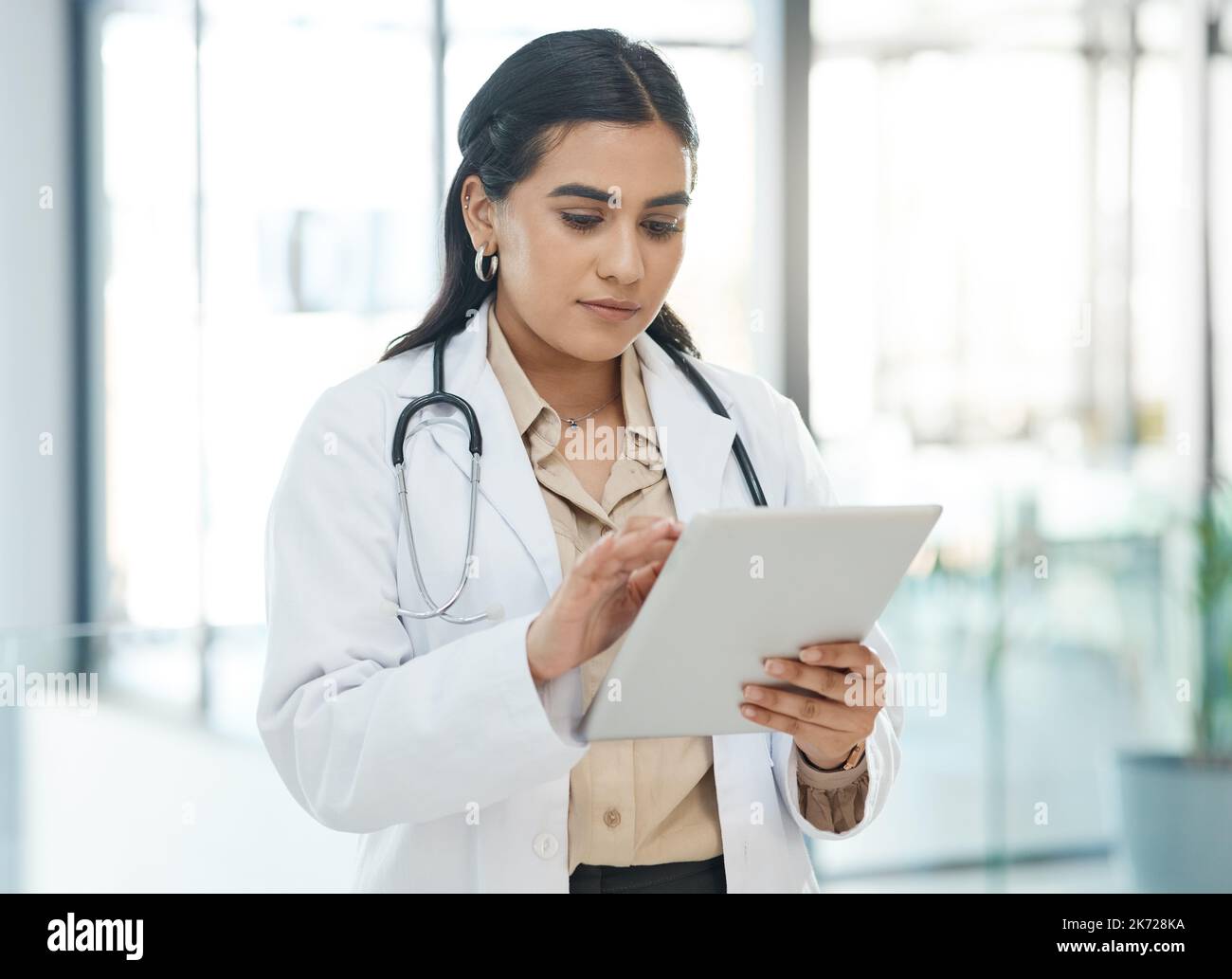 Le meilleur médecin est celui vers lequel vous courez. médecin utilisant une tablette dans un hôpital. Banque D'Images