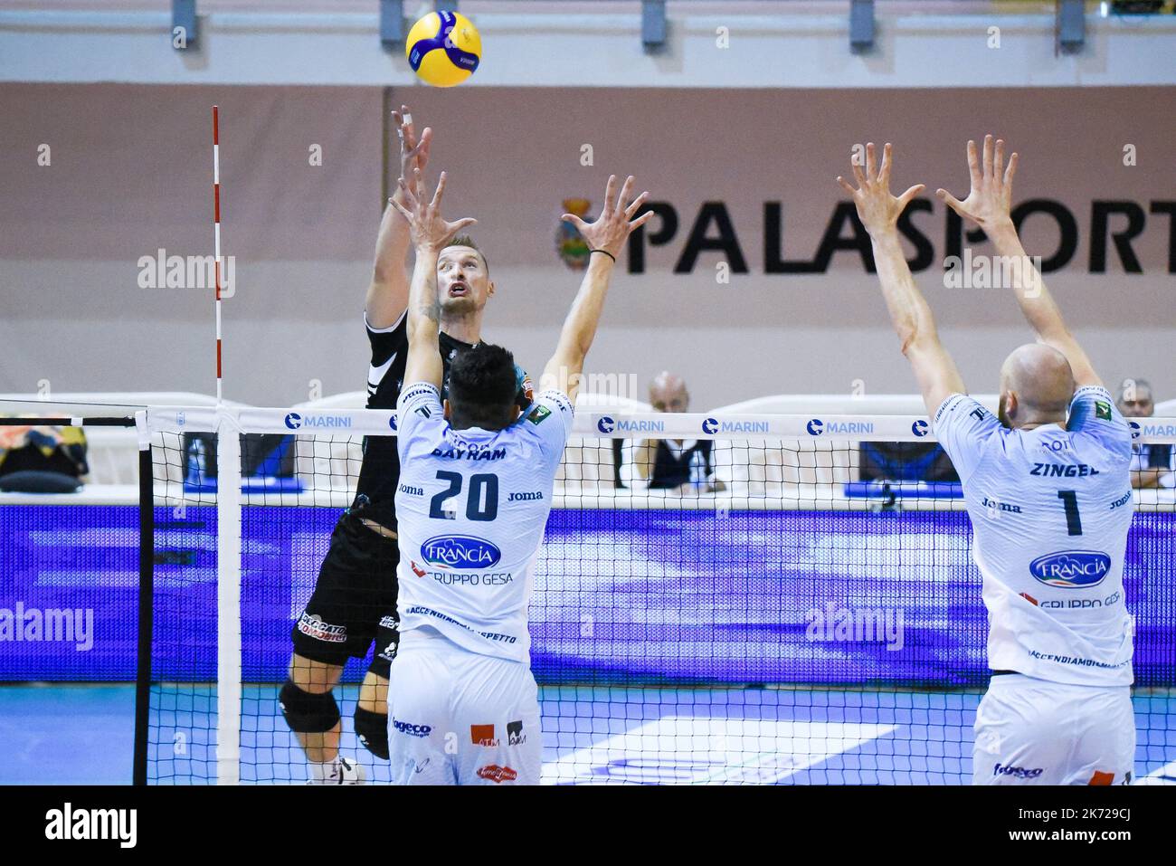 PalaBianchini, Latina, Italie, 16 octobre 2022, Attaque de Patkovich Dusan (Pallavolo Padova) pendant Top Volley Cisterna vs Pallavolo Padova - Volleybal Banque D'Images