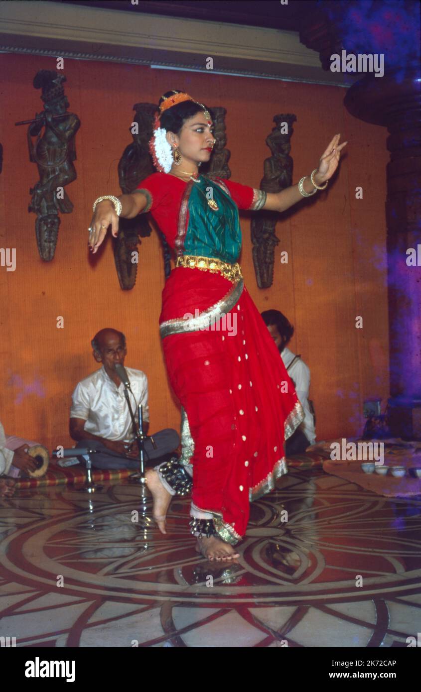 Bharat Natyam:- est une forme majeure de danses classiques indiennes qui est originaire du Tamil Nadu, exprime des thèmes religieux et des idées spirituelles sud-indiennes, en particulier de Shaivism et en général de l'hindouisme. Ces danses sont exclusivement interprétées par des danseurs féminins du Temple. Bharat Natyam est exécuté par un seul danseur, accompagné d'un orchestre et d'un chanteur, scène de fond dirigée par Guru ou professeur du danseur. Les mains racontent l'histoire à travers la langue conventionnelle de geste tandis que le visage exprime l'humeur, il ya 11 mudras symbolique et les gestes de main. Banque D'Images