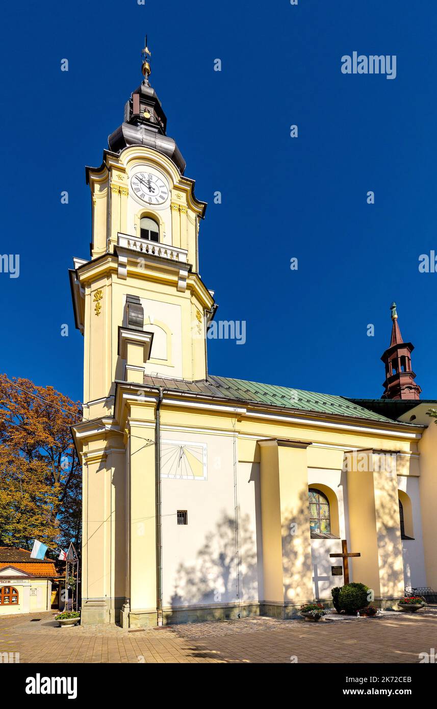 Andrychow, Pologne - 10 octobre 2022: St. Eglise Matthias, kosciol sw. Macieja, sous les couleurs de l'automne dans le quartier historique de la vieille ville d'Andrychow Banque D'Images